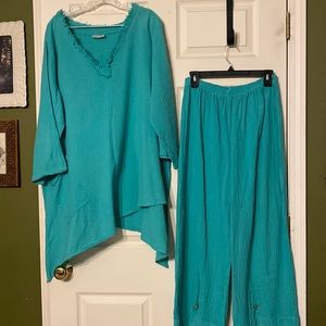 This is a beautiful turquoise colored gauze shirt & pants which has one pocket.
